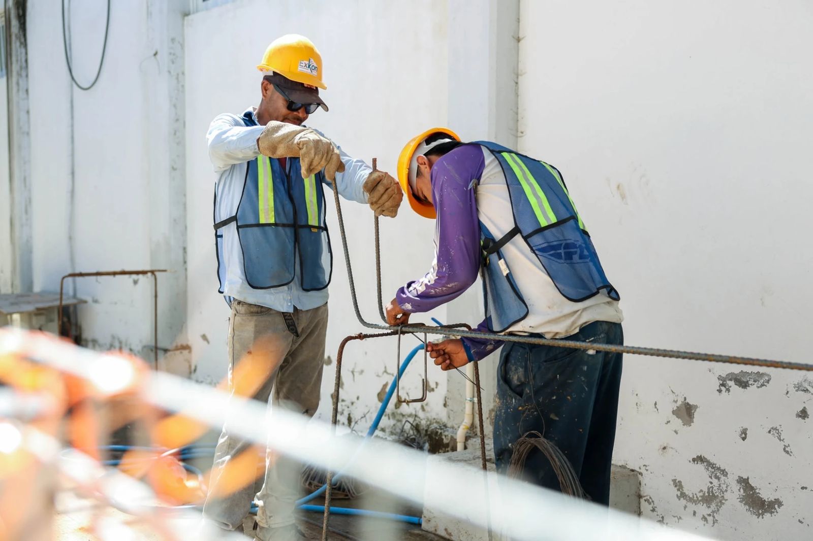 Trabajadores armando acero de refuerzo en una obra