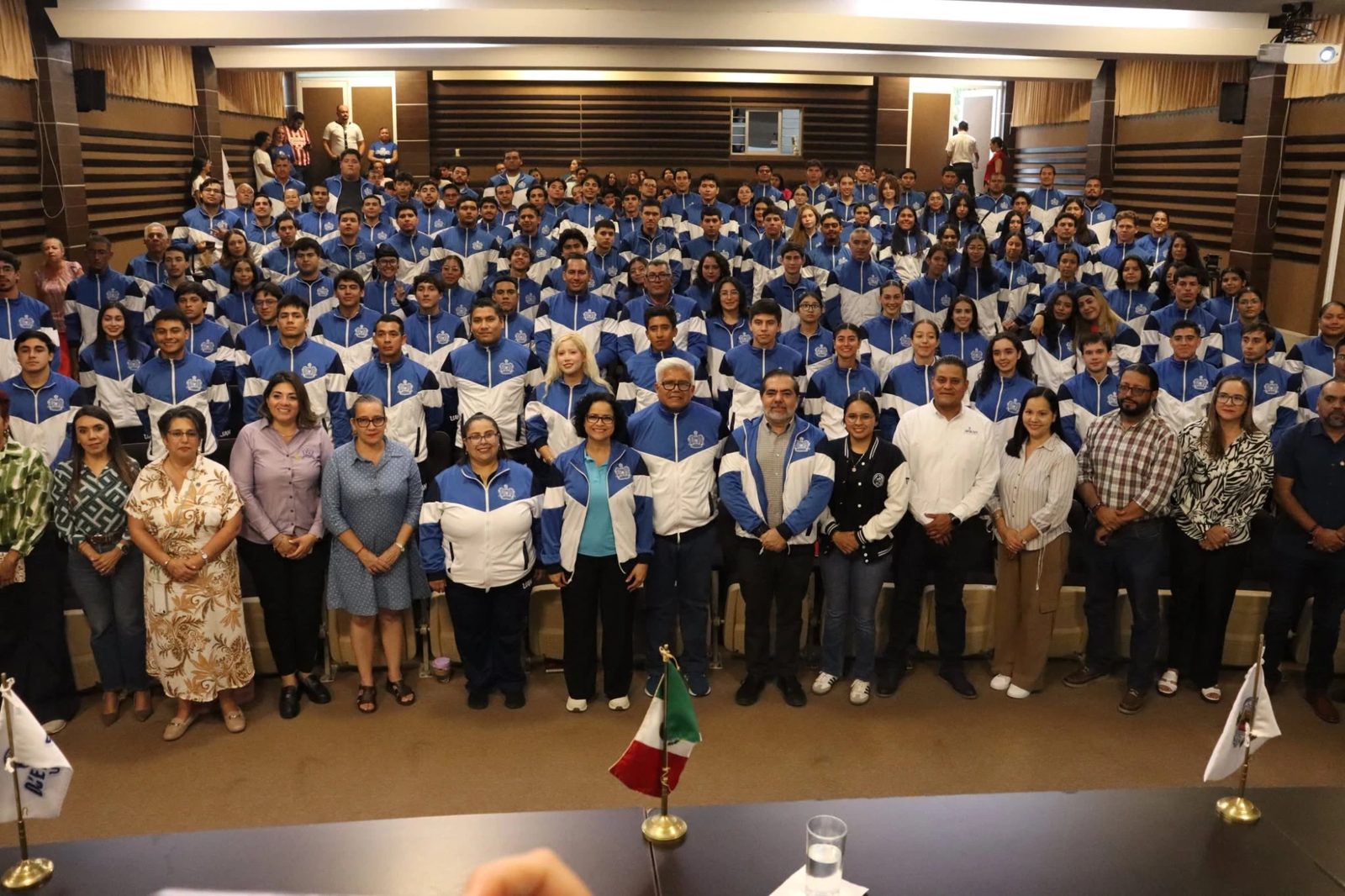 Delegación deportiva de la UAN con sus uniformes