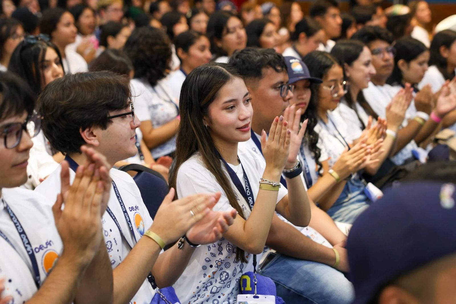Estudiantes del Programa Delfín en un congreso