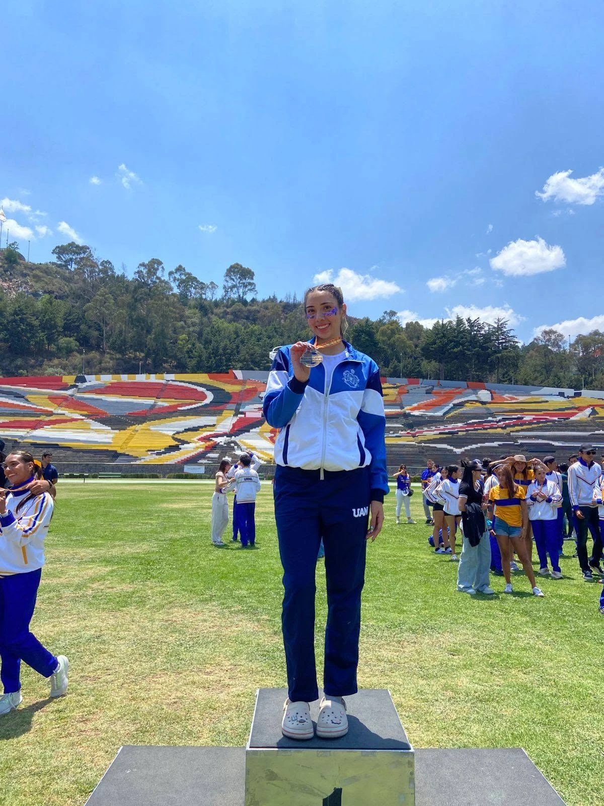 Atleta de la UAN en el podio con su medalla
