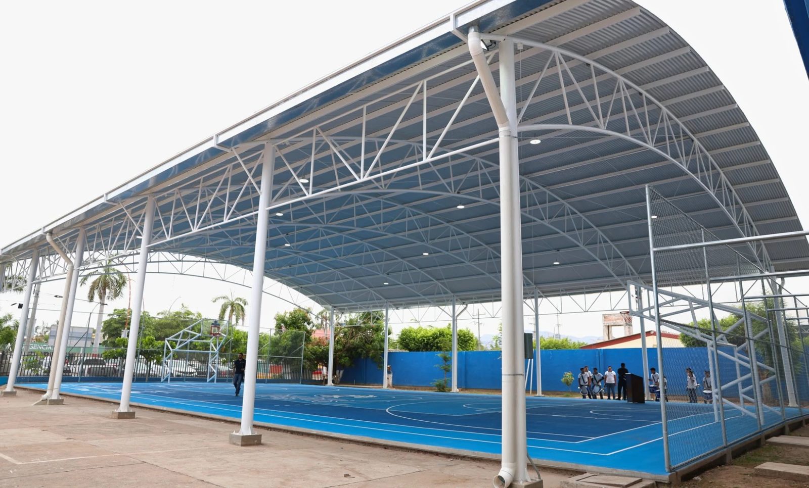 Domo terminado sobre una cancha deportiva de preparatoria