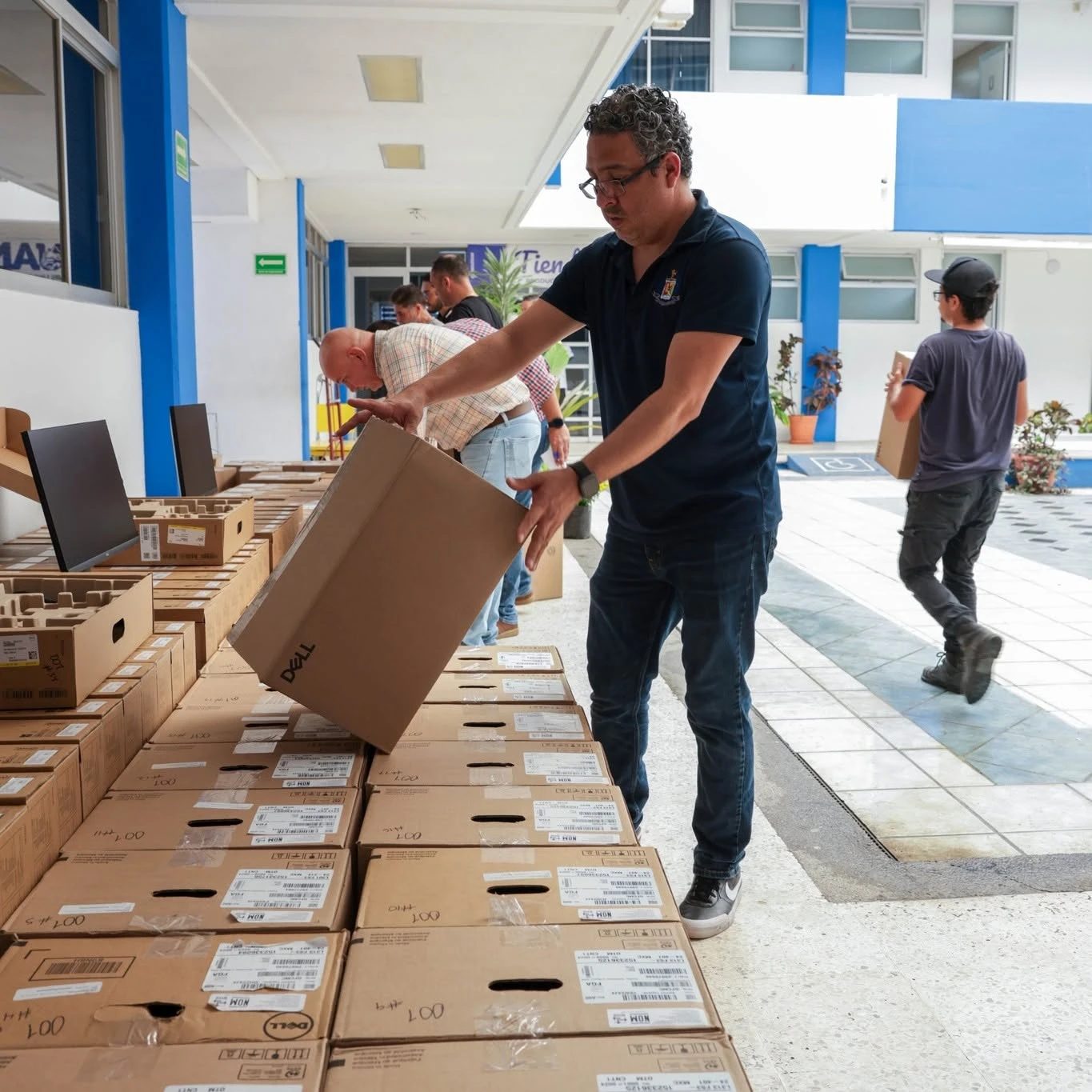 Personal de la UAN recibiendo equipo de cómputo nuevo