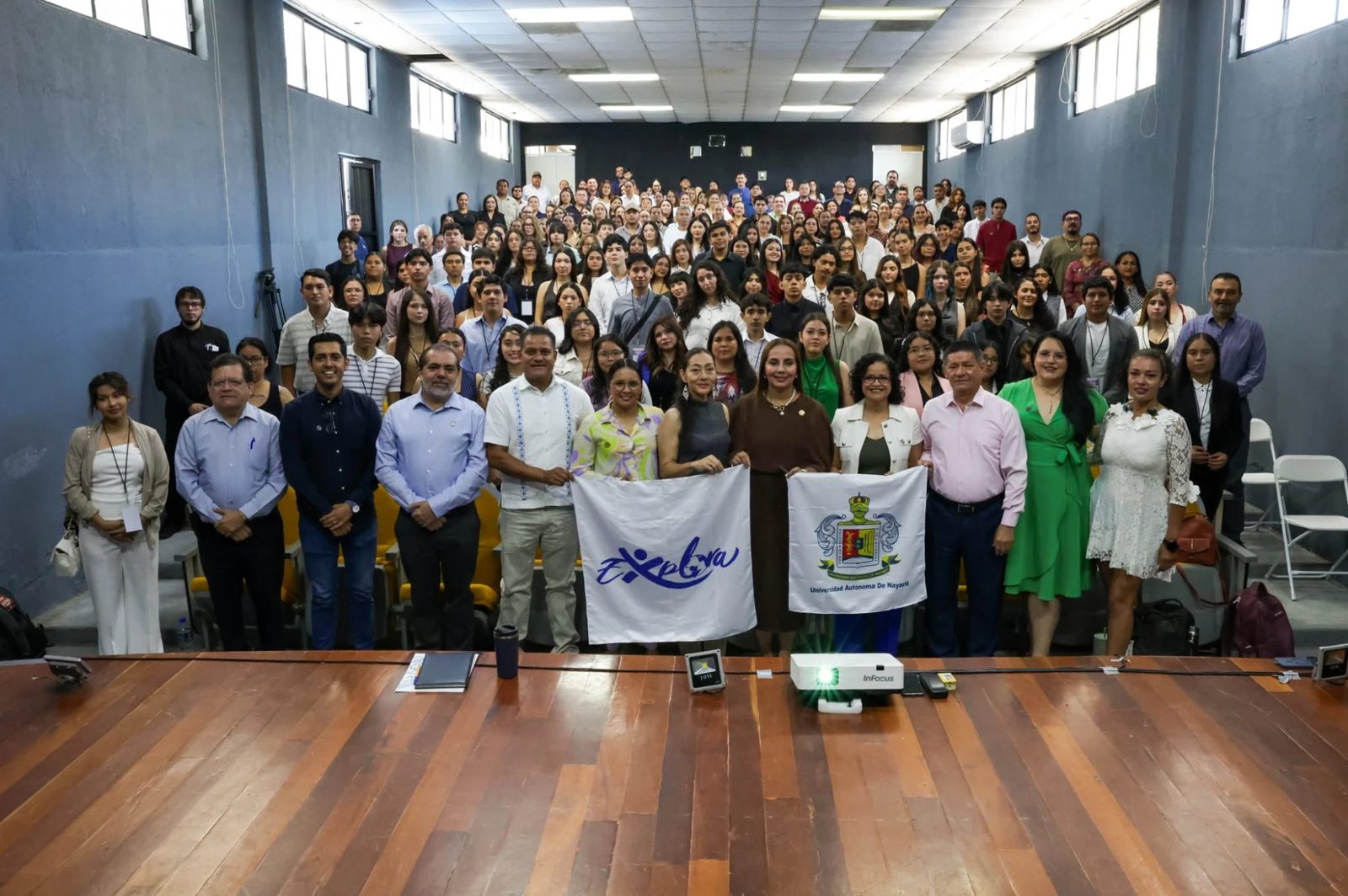 Estudiantes del programa Explora con la bandera de la UAN