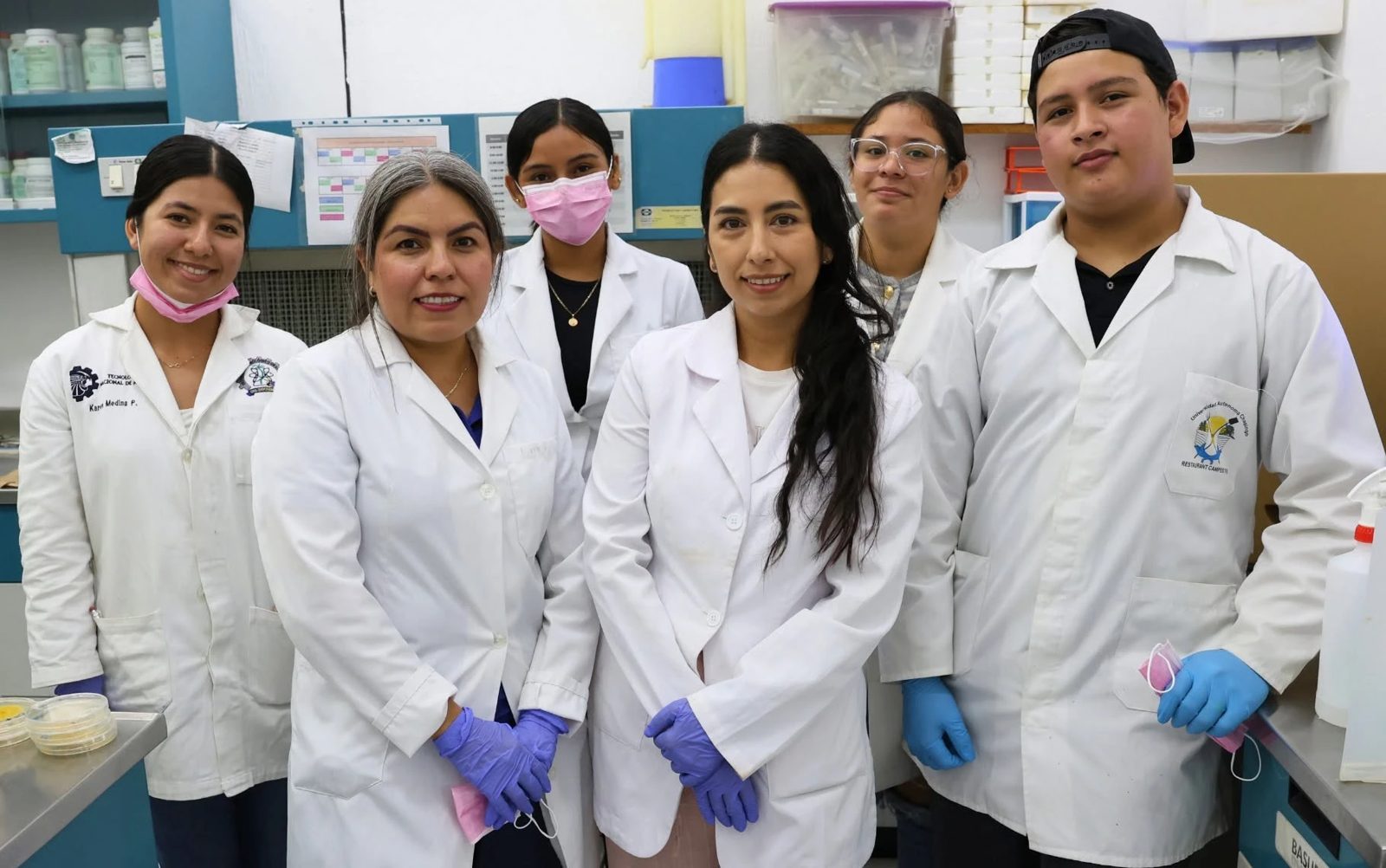 Investigadoras y estudiantes en un laboratorio de la UAN