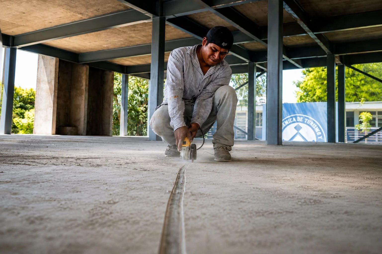 Trabajador en el nuevo edificio de Turismo y Gastronomía