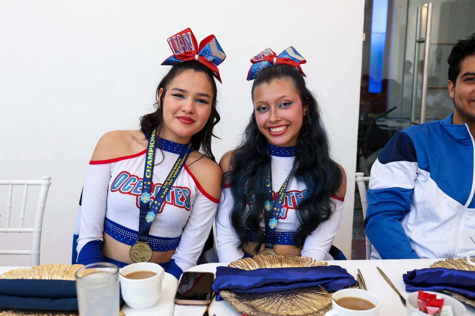Porristas de los Ocelotes UAN con sus medallas
