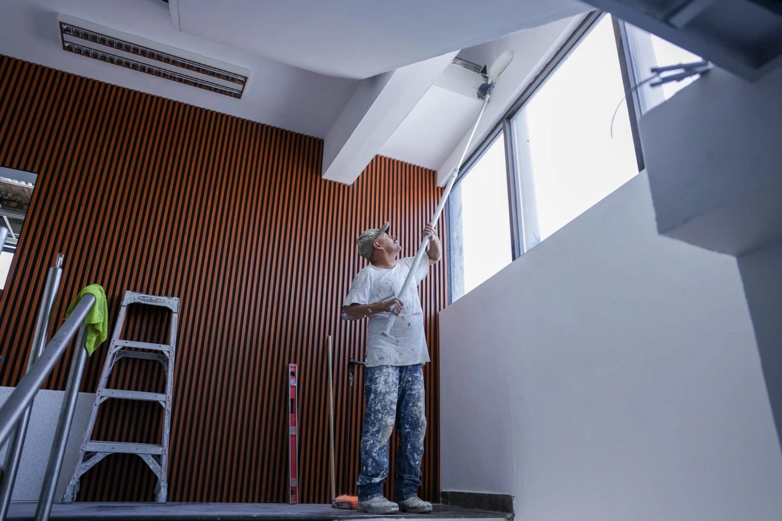 Trabajador pintando el interior de un edificio