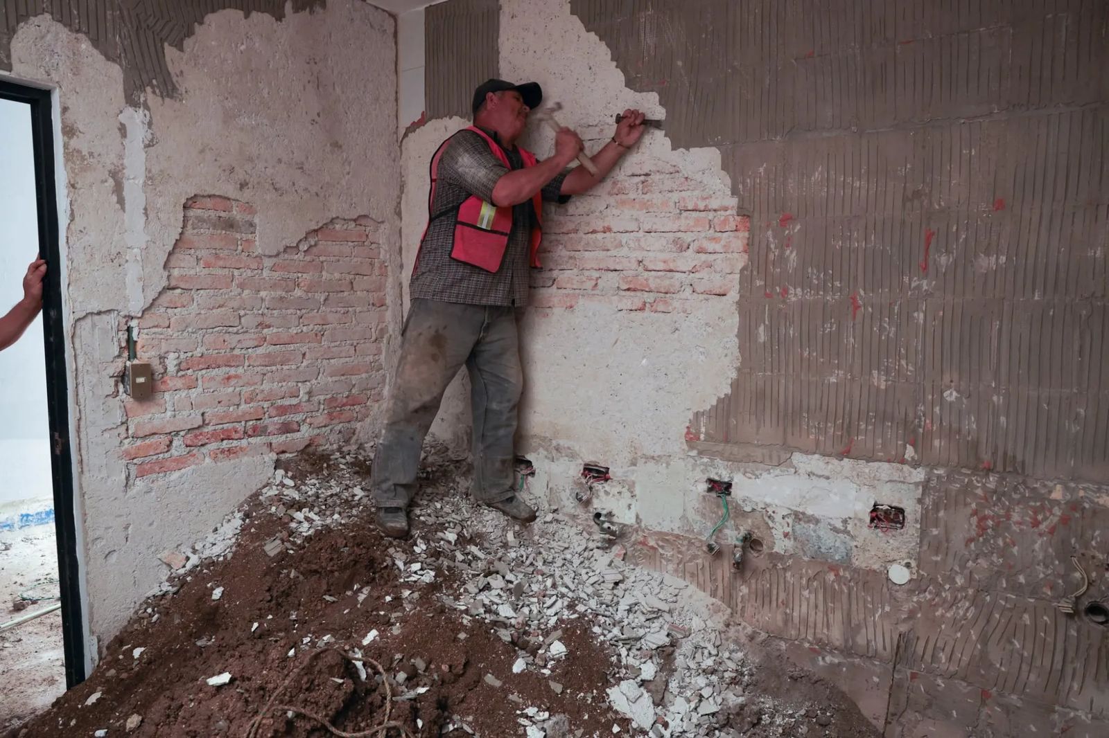 Trabajador rehabilitando los muros de un edificio universitario